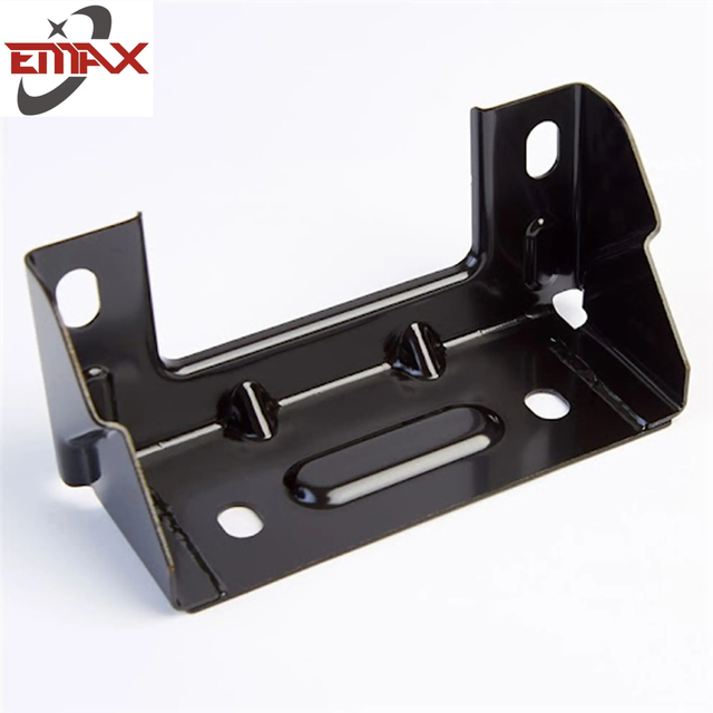 Zware stempelen die grote metalen dieptrekonderdelen vormen voor landbouwmachines